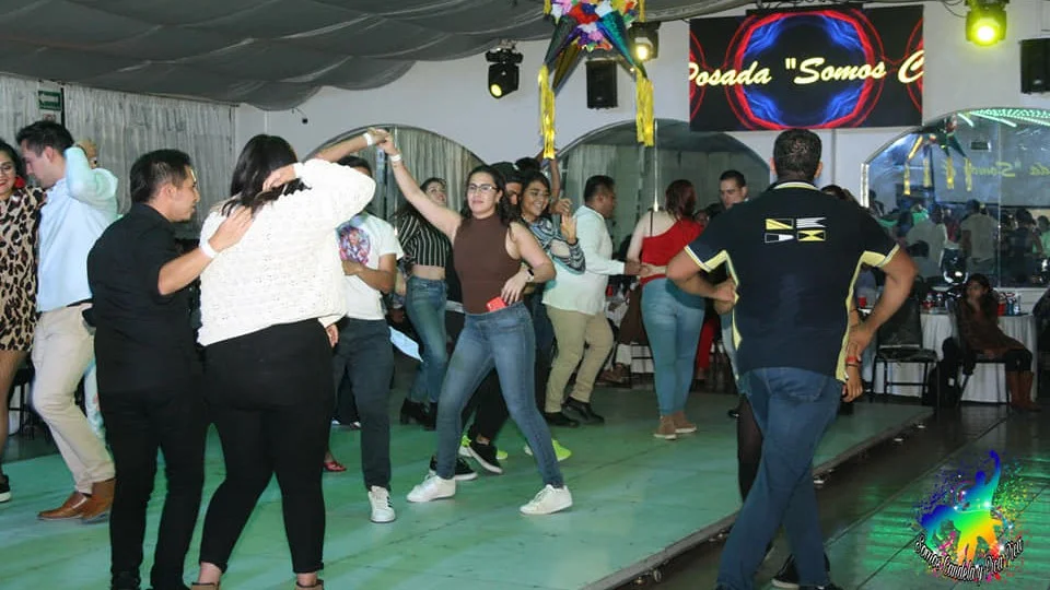 Instructor ensenando salsa