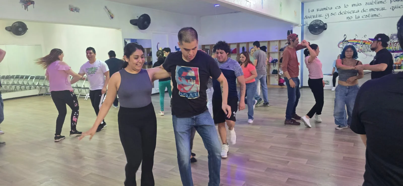 Pareja bailando salsa en clase